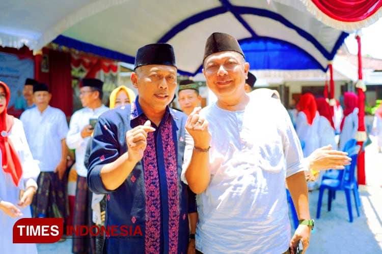 Hari Santri Nasional, Bupati Ponorogo Ngantor dan Temui Masyarakat Pakai Sarung