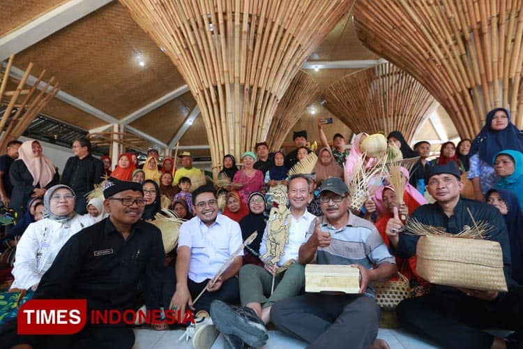 Kisah Perajin Bambu Gintangan Banyuwangi, dari Lokal hingga Tembus Pasar Global