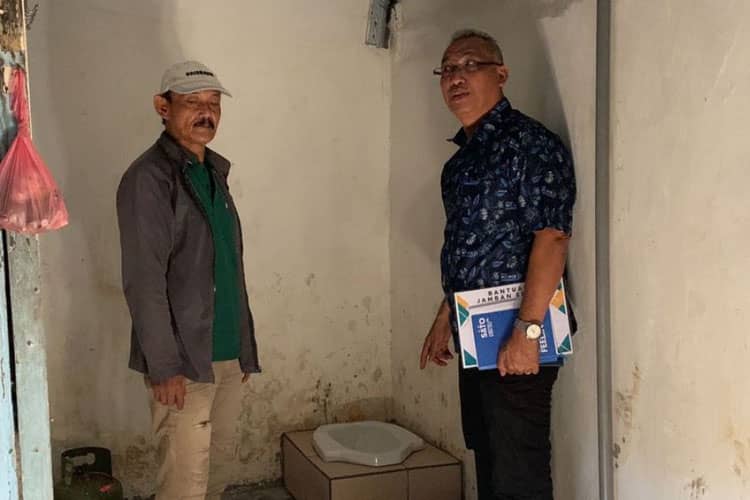Rotary Club of Surabaja Selatan Serahkan Bantuan Jamban Sehat