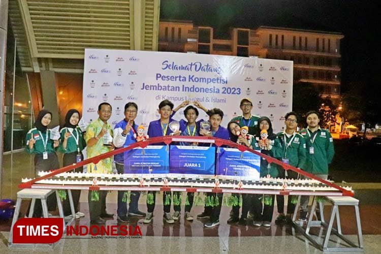 Tim Mahasiswa Universitas Negeri Malang Juara Kompetisi Jembatan Indonesia