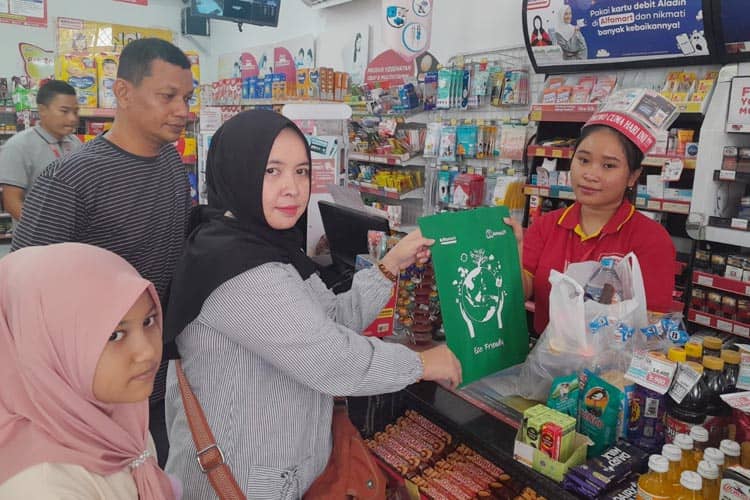 Jaga Lingkungan, Alfamart Blitar Sosialisasikan Penggunaan Tas Go Green