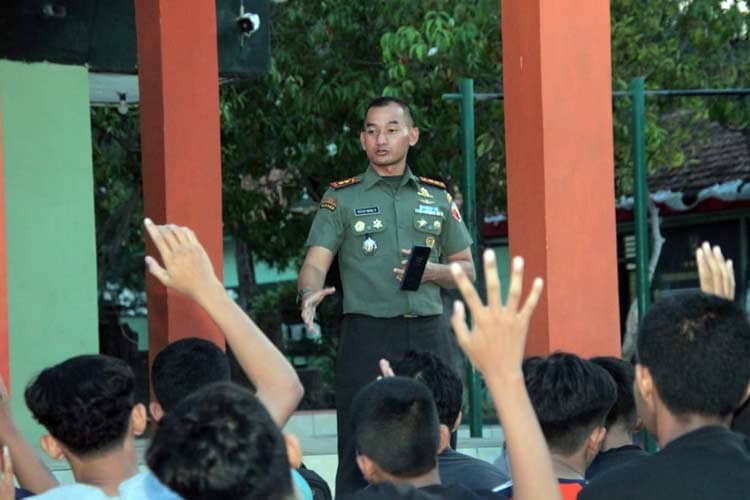 Dandim 0812/Lamongan Gencarkan Program ‘Senin Berkibar’ Wujudkan Pondasi Pendidikan Berkarakter bagi Generasi Bangsa