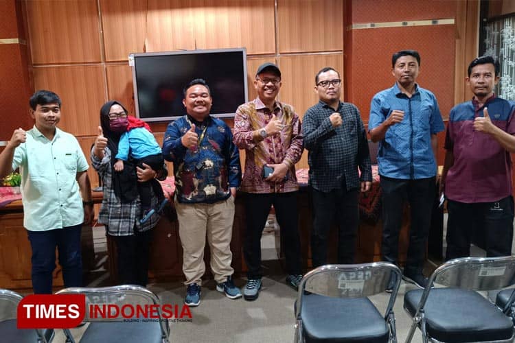Kadis PUBMSDA Serahkan Giveaway Pemenang Pendapat dan Usulan Sido Resik 2023
