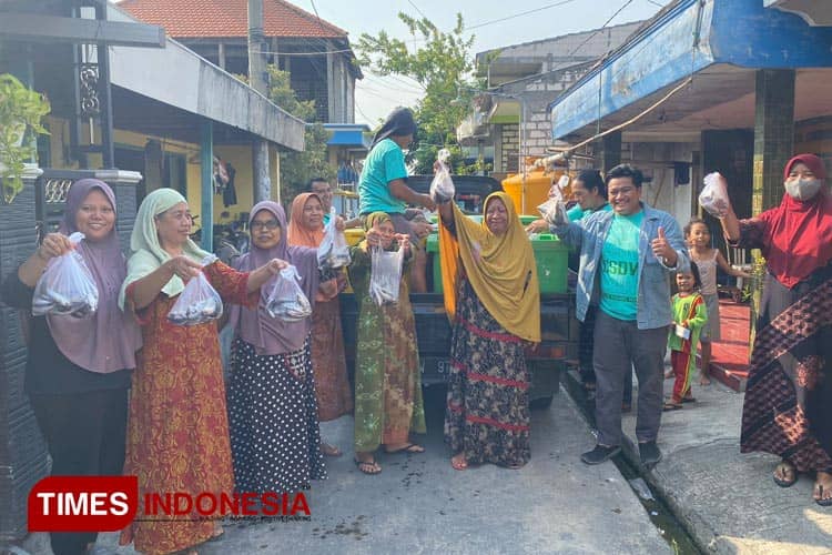 Upaya Tingkatkan Gizi Warga, Anggota DPRD Gresik Bagi Ikan Gratis