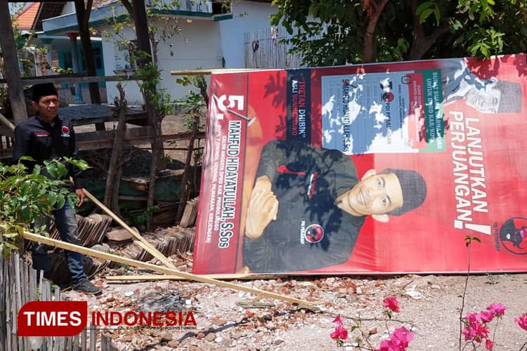 Tak Terima Bannernya Diturunkan, Bacaleg DPRD Kabupaten Probolinggo Protes di Kantor Desa