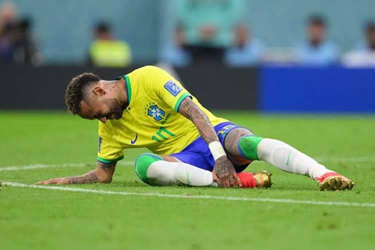 Neymar Jalani Operasi Lutut di Brasil
