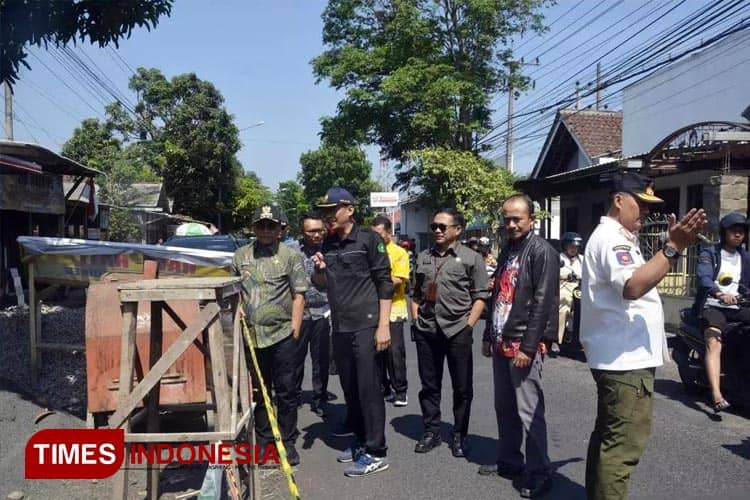 Jelang Musim Hujan, Pj Bupati Bondowoso Tinjau Dua Titik Pembangunan Drainase