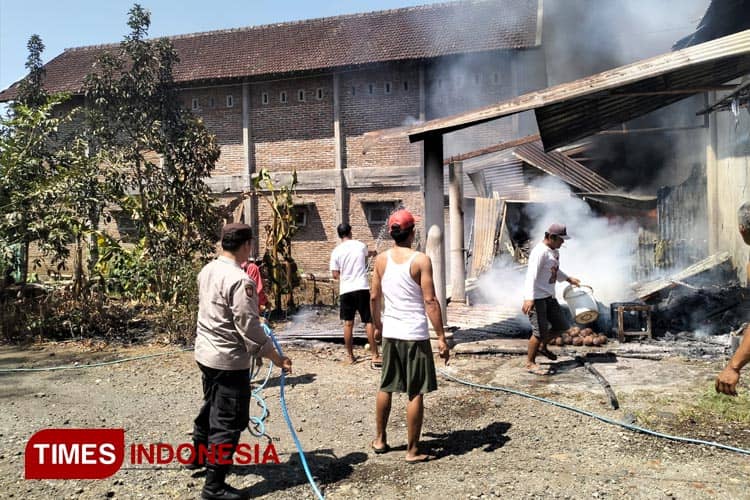 Kebakaran Hebat Melanda Pabrik Roti Sri Rejeki di Banyuwangi, Tidak Ada Korban Jiwa