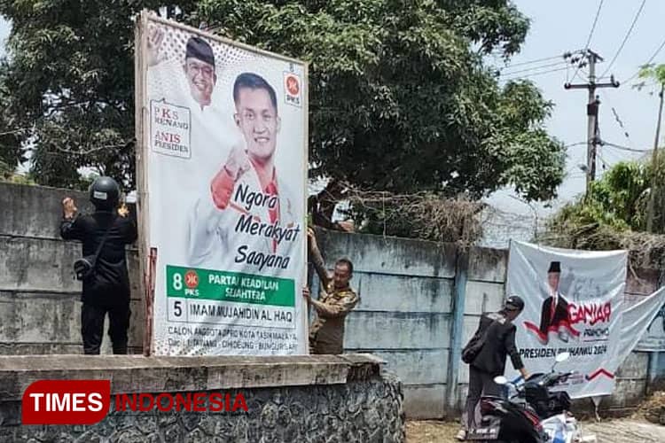 Bawaslu Kota Tasikmalaya Tertibkan Ratusan Alat Peraga Pemilu