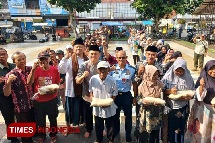 Dewan Kemakmuran Masjid Agung Kota Tasikmalaya Salurkan 13,710 Kilogram Beras Gratis