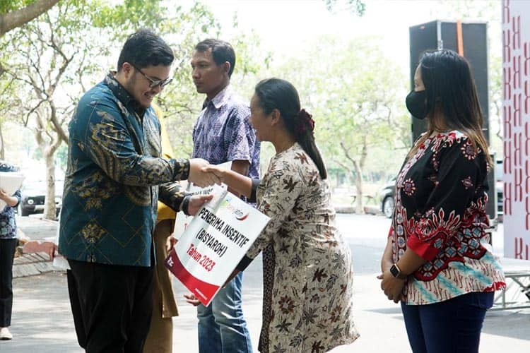 Bupati Kediri Kembali Serahkan Bisyaroh Bagi 8000 Guru Agama Non Formal