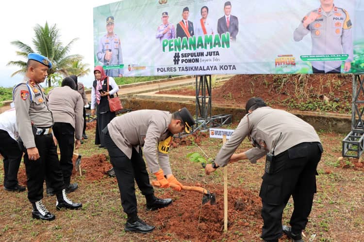 Polri dan Kemnko PMK Lakukan Penanaman 10 Juta Pohon Secara Serentak se-Indonesia