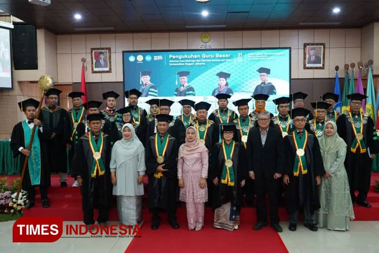 UNJ Kukuhkan 2 Guru Besar FIK dan 2 Guru Besar FBS