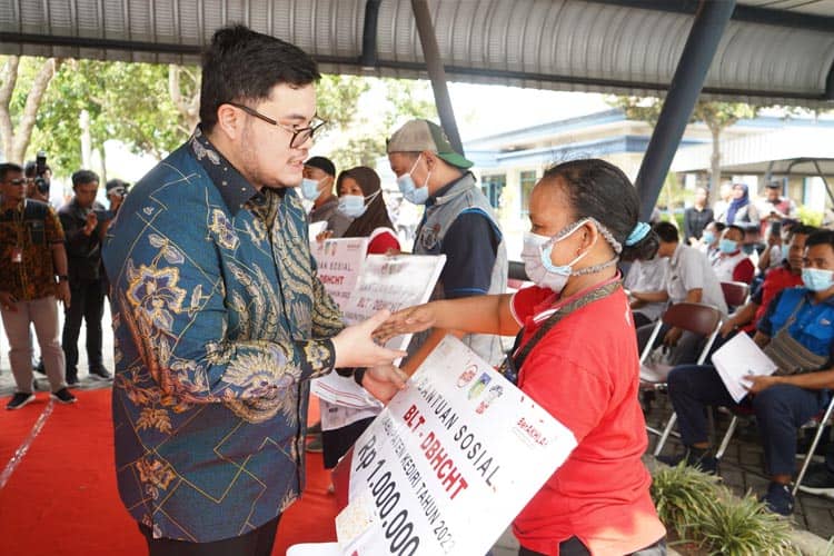 Bupati Kediri Salurkan BLT DBHCHT kepada 12.449 Buruh Pabrik Rokok