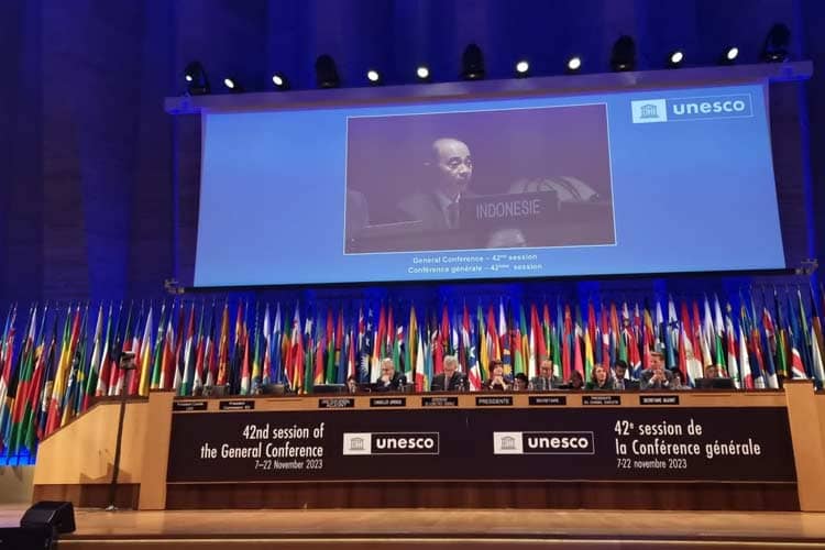 INFO GRAFIS: Bahasa Indonesia Resmi Digunakan pada Konferensi Umum UNESCO