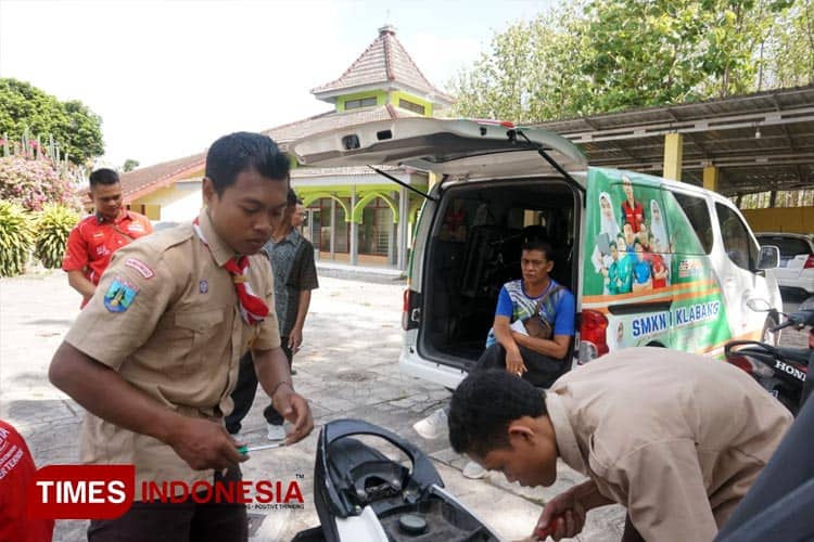 Siswa Teknik SMKN 1 Klabang Bondowoso Servis Gratis Motor Gurunya Sewaktu SD dan SMP