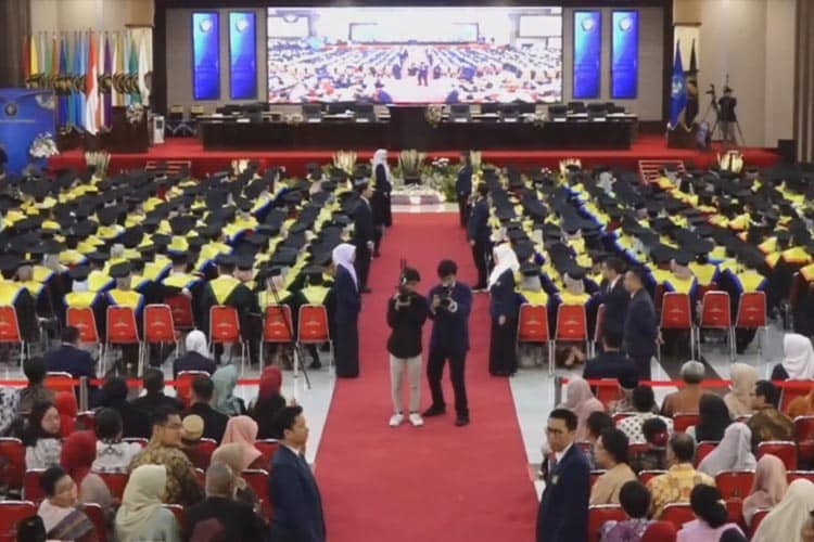 Wisudawan Disabilitas Berprestasi UB, Jadi Penyanyi Tradisional Hingga Terima Beasiswa di Jepang