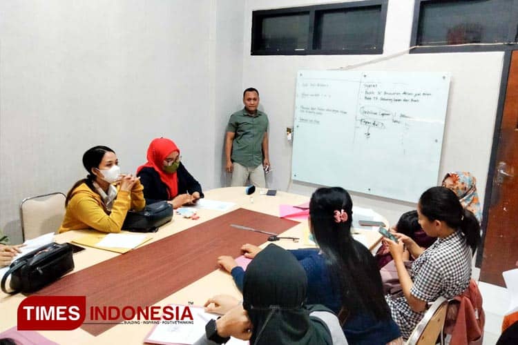 Emak-emak Korban Arisan Bodong Geruduk Polres Probolinggo Kota