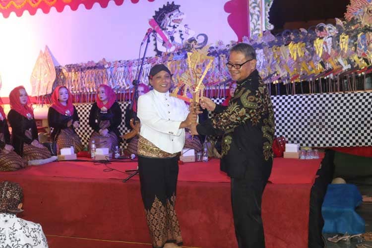 HUT PGRI Banjarnegara, Guru Jadi Dalang, Penabuh Gamelan Hingga Sinden
