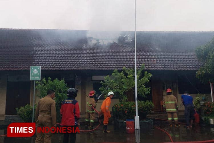 Diduga Korsleting Listrik Akibat Guyuran Hujan, Puluhan Laptop di SMPN 3 Terbakar