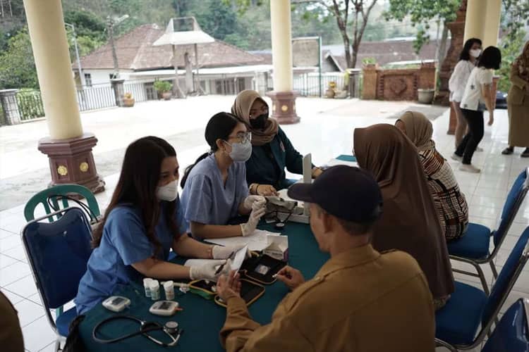 Ubaya Berikan Edukasi Penyakit Kardiovaskular ke Warga Desa Trawas
