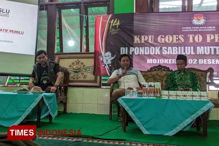 Edukasi Kesadaran Pemilih, KPU-Bawaslu Mojokerto Goes To Pesantren