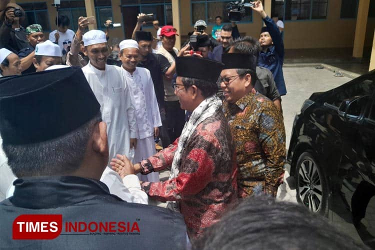 Safari ke Ponpes Situbondo, Mahfud MD: Tak Bicara Dukungan, Cuma Minta Doa Kiai