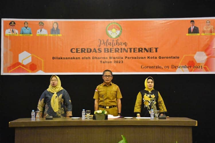 Sekda Kota Gorontalo Buka Pelatihan Cerdas Berinternet untuk DWP