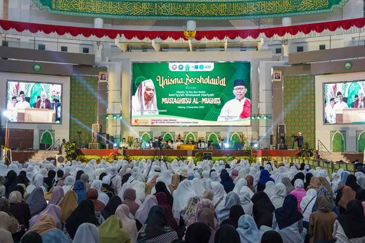 Ratusan Jamaah Padati Gelaran Unisma Bersholawat Bareng Gus Shon