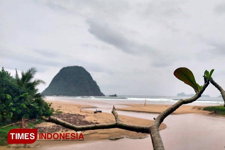 Begini Jejak Geologi Pantai Pulau Merah di Banyuwangi