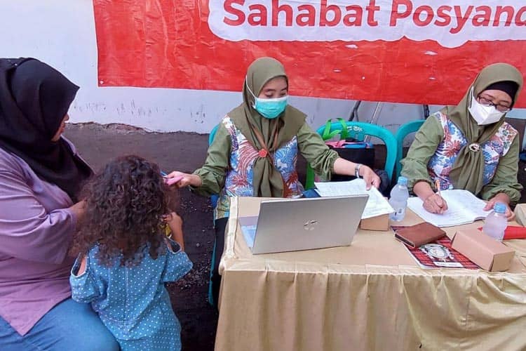 Edukasi Pencegahan Cacingan, Alfamart dan Puskesmas Tenggilis Ajak Balita Ikuti Posyandu