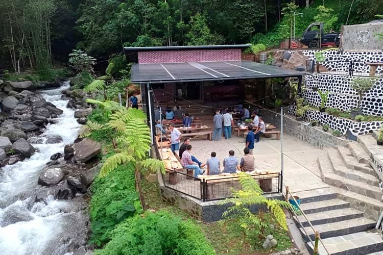 Cikadongdong Coffee and Food Majalengka, Tawarkan Konsep Unik Kuliner di Tepi Sungai