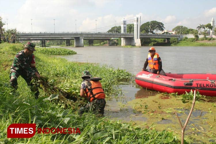 Kodim 0809 Kediri Bersama Personel Gabungan Bersih-bersih Sungai Brantas, Ini Tujuannya 