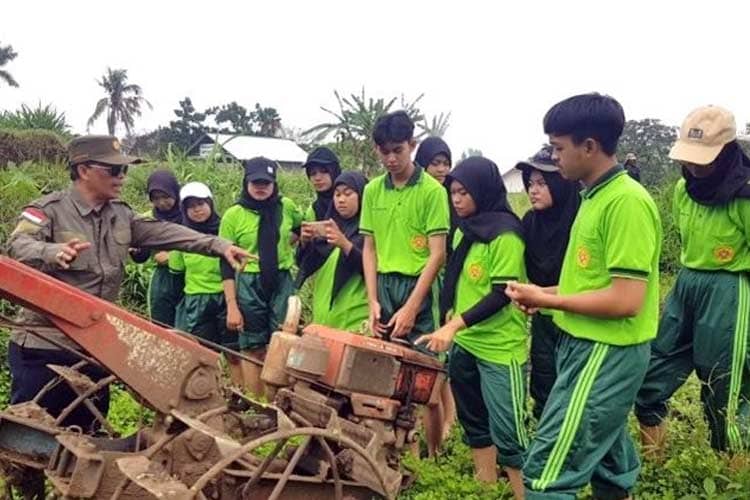 BBPP Ketindan Bekali Mahasiswa UPN Jatim dengan Mekanisasi Pertanian