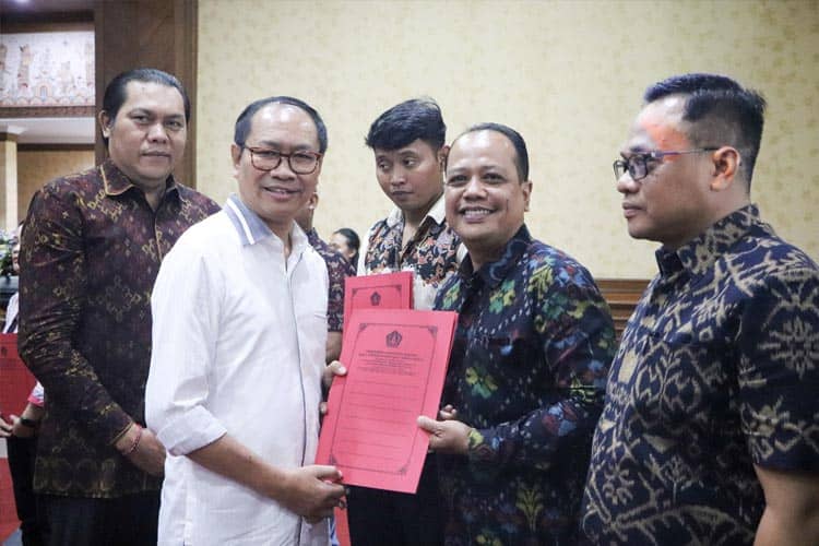 Serahkan Sertifikat Kompetensi Pekerja Sektor Pariwisata, Wabup Suiasa Beri Pesan Ini