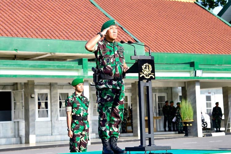 Penyerahan Penghargaan Menandai Peringatan Ke-75 Tahun Bela Negara di Akmil