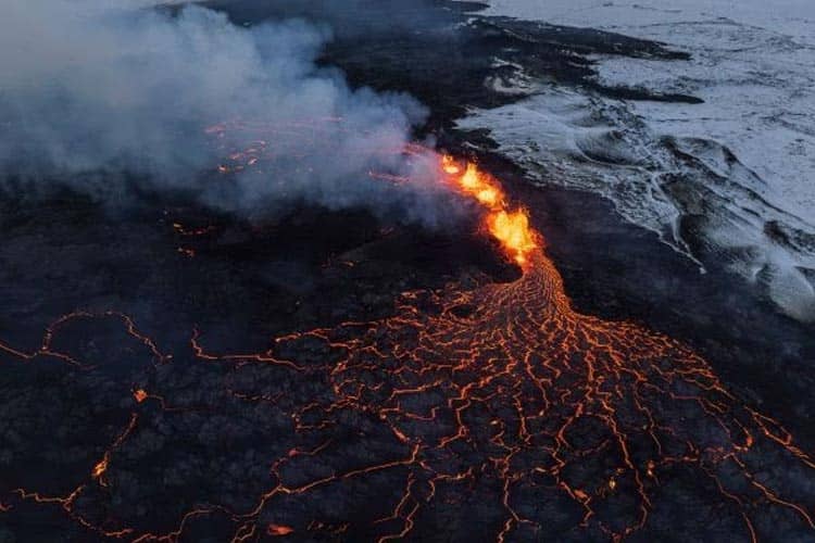 Gunung Berapi di Islandia Meletus, Permukaan Bumi Merekah