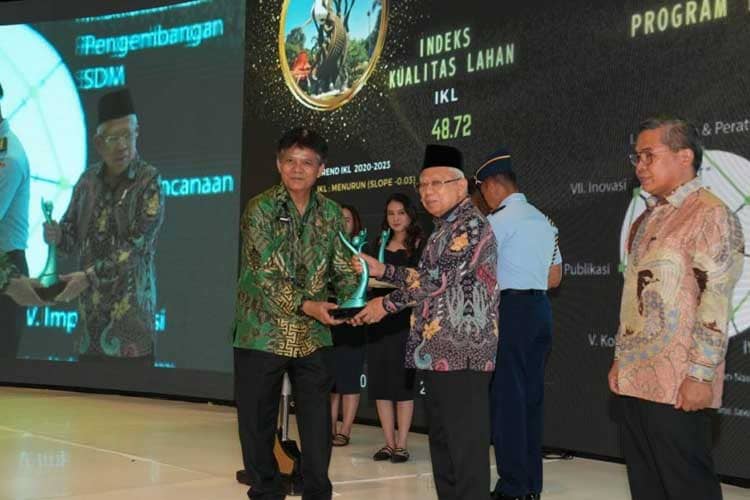 Diserahkan Wapres, Tiga Kepala Dinas Provinsi dan Lima Kabupaten/Kota Raih Anugerah Kinerja Pengelolaan Lingkungan Hidup Daerah dari KLHK