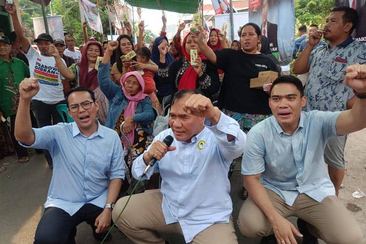 Perangi Stunting, BHS Bagikan Makan dan Susu Gratis