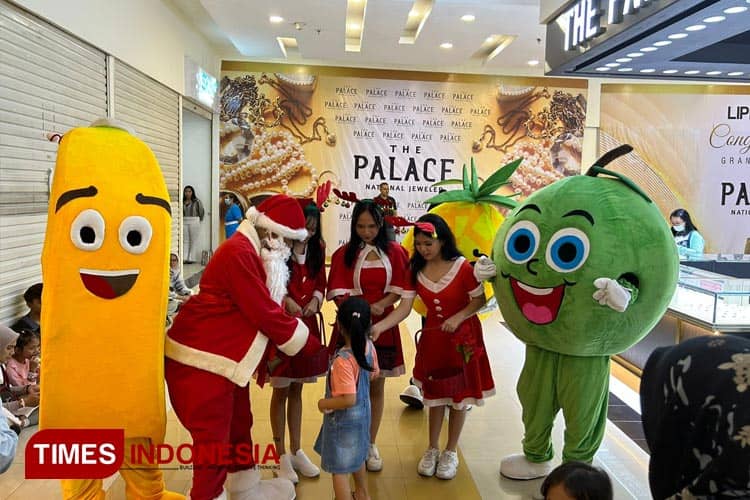 Serunya Natal di Matos, Santa Bagikan Seribu Coklat untuk Pengunjung