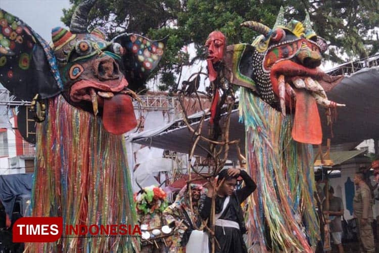 Golek Karnaval dalam Festival Syukur Waktu ke-8 Memukau Ribuan Warga Kota Tasikmalaya