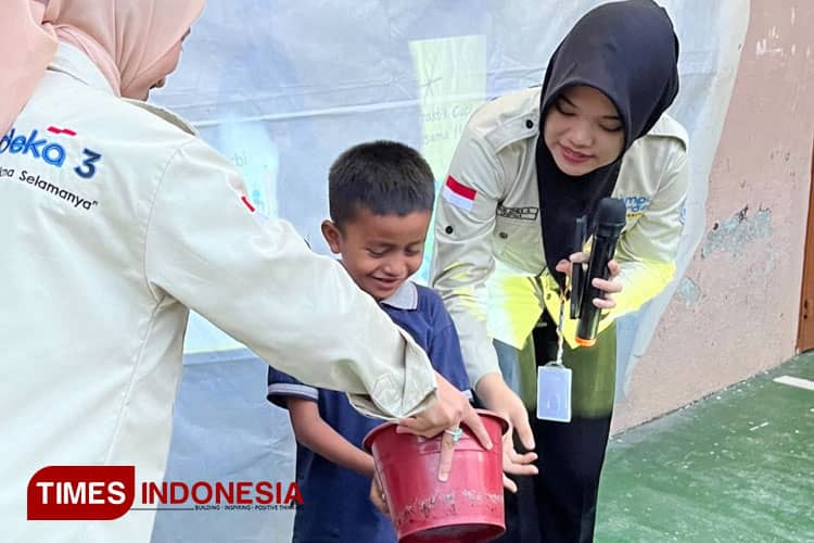 Mahasiswa PGSD UNIPMA Gelar Aksi Gerakan Rajin Cuci Tangan dan Peduli Lingkungan