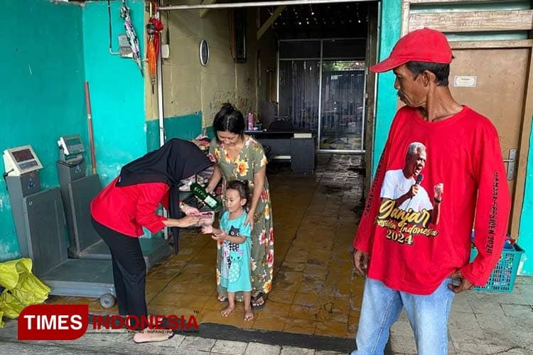 Caleg PDI Perjuangan Lamongan Bagikan 3 Telur Rebus Sembari Sosialisasi KTP Sakti