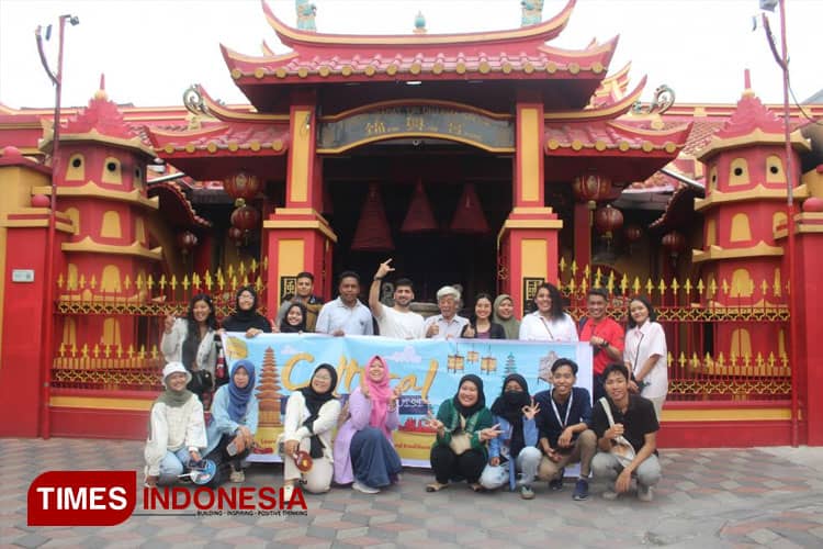 Office International Affairs UISI Menggaet Mahasiswa Luar Negeri Kunjungi Wisata di Gresik