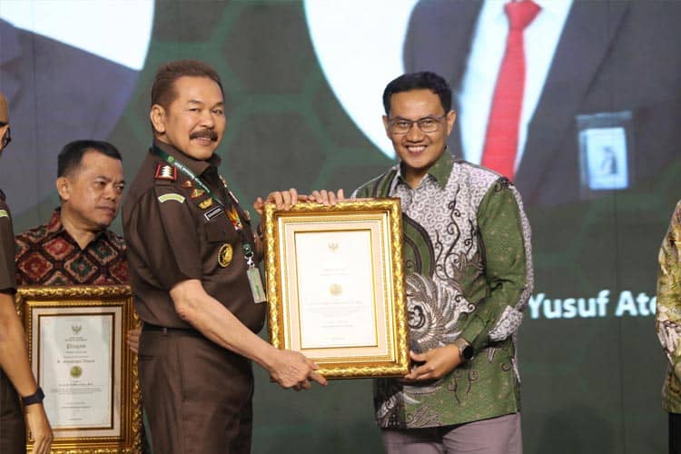Ketua Persada UB Jadi Satu-Satunya Akademisi Peraih R Soeprapto Award 2024 Dari Kejagung RI
