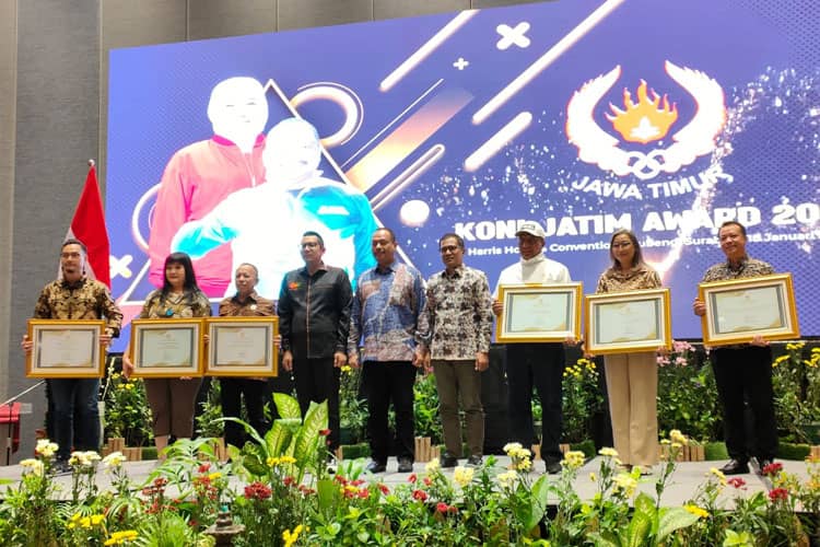 Wakil Rektor Ubaya Raih Penghargaan ‘Tokoh Peduli Olahraga’ KONI Jatim Award 2023