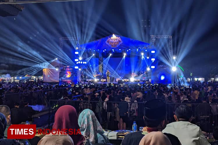 Begini Kesan Sabrang Letto Tentang Bondowoso Saat Konser di Acara Pasar Rakyat dan UMKM