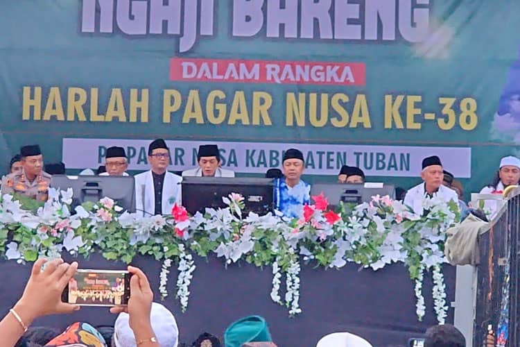 Ribuan Jamaah Banjiri Alun-alun Bojonegoro untuk Bersama "Kyai Garangan" Gus Iqdam