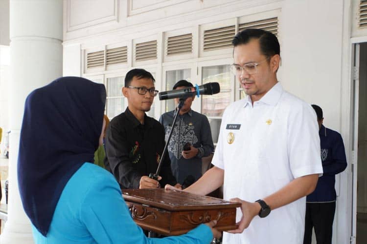 Wakil Wali Kota Gorontalo Menerima Duplikat Bendera Pusaka