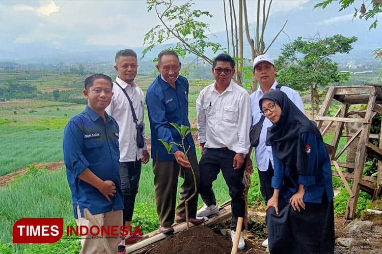 Tanam Bibit Pohon Setara Kertas Logistik Pemilu 2024